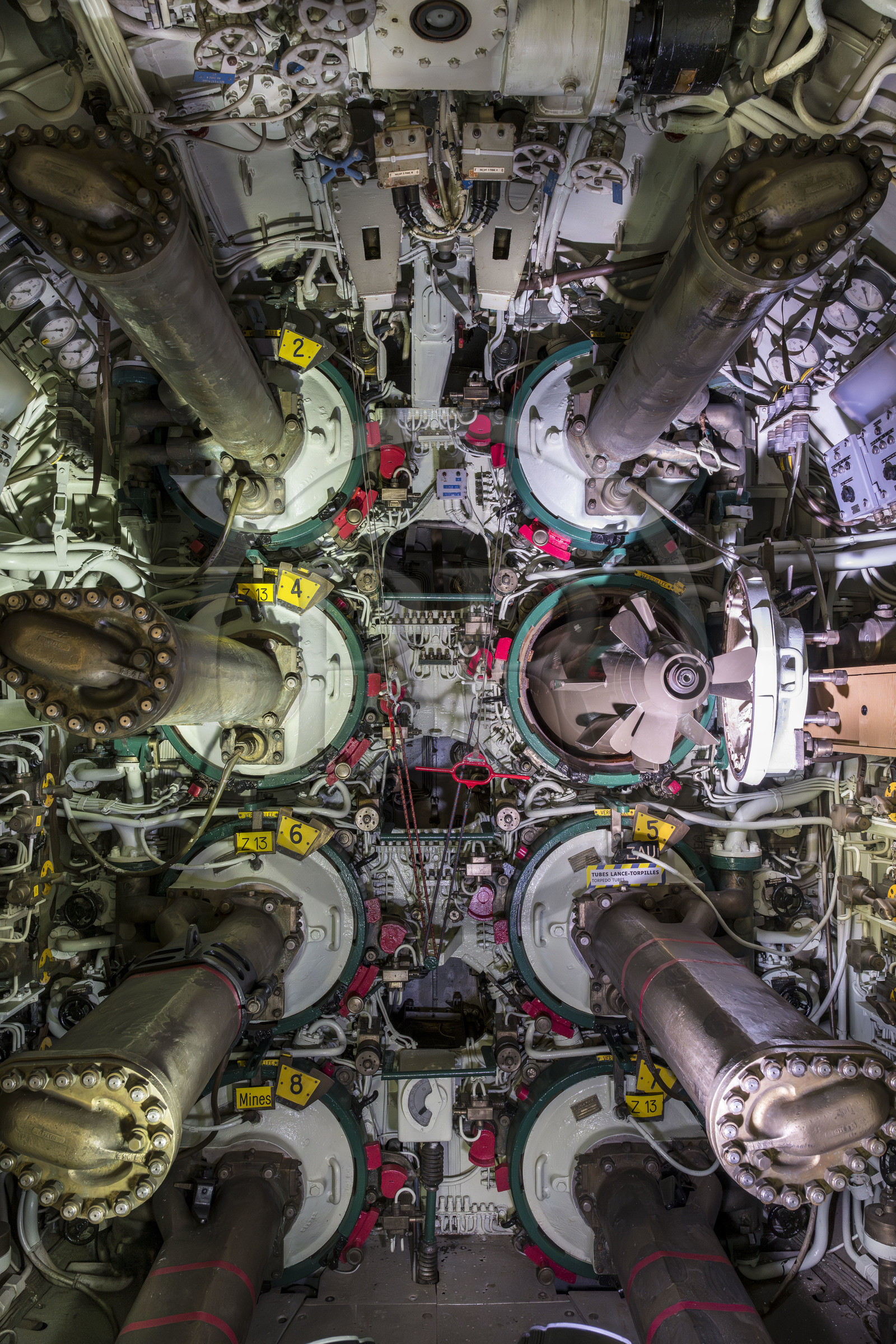 France, Morbihan (56), Lorient, Lorient La Base, ancienne base de sous-marins construite par les Allemands durant la Seconde Guerre mondiale, sous-marin Flore S645 en service de 1964 à 1989 et son musée, tube lance torpille