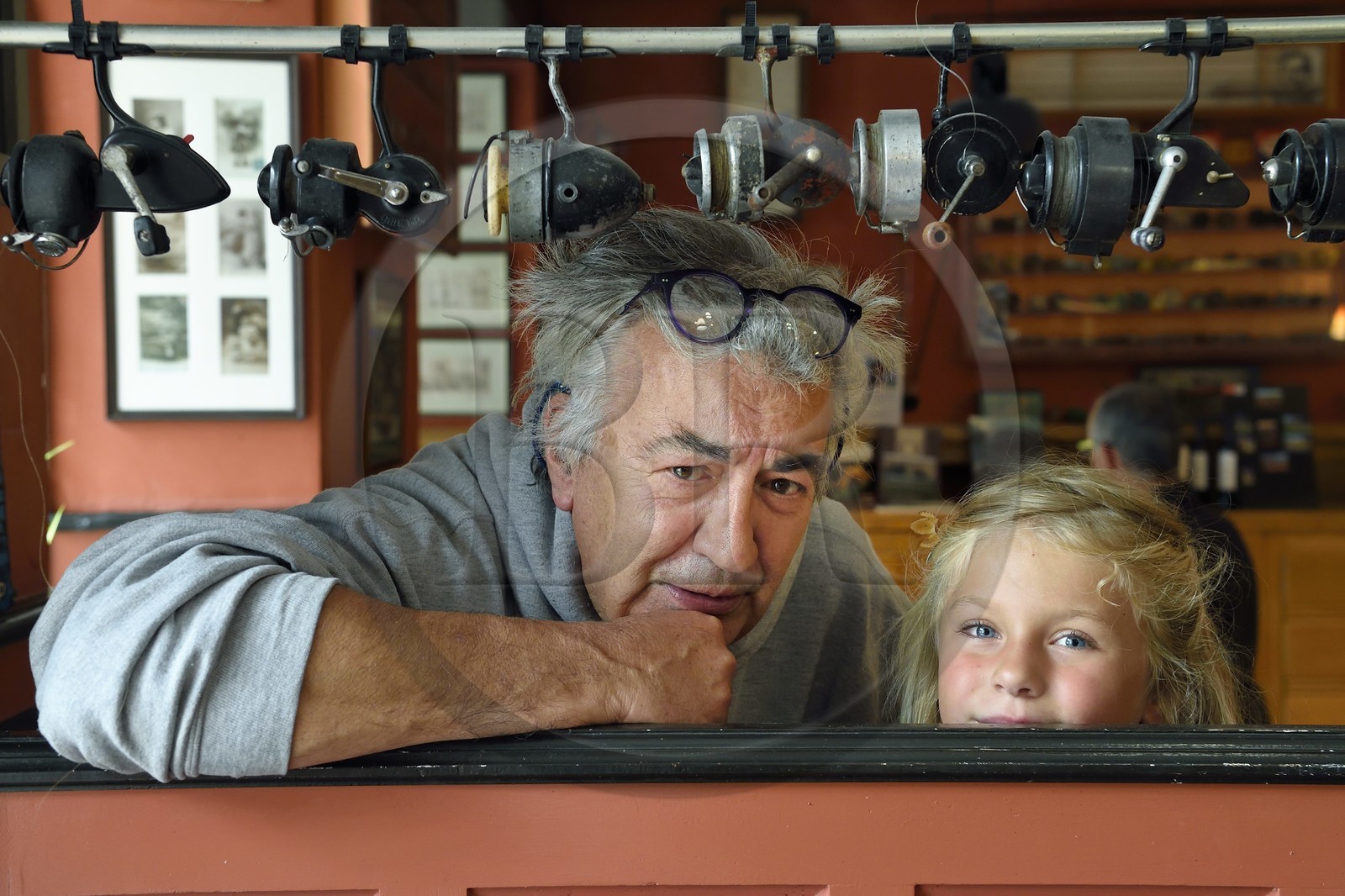 France, Cantal (15), Parc naturel régional de l'Aubrac, plateau de l'Aubrac, Saint-Urcize, le restaurateur et guide de pêche Fred Pullini dit Remise avec sa petite fille Esther