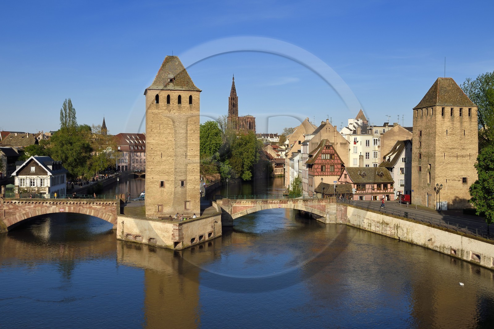 France, Bas Rhin (67), Strasbourg, vieille ville classée au Patrimoine Mondial de l'UNESCO, quartier de la Petite France, les Ponts Couverts et la cathédrale Notre Dame en arrière plan