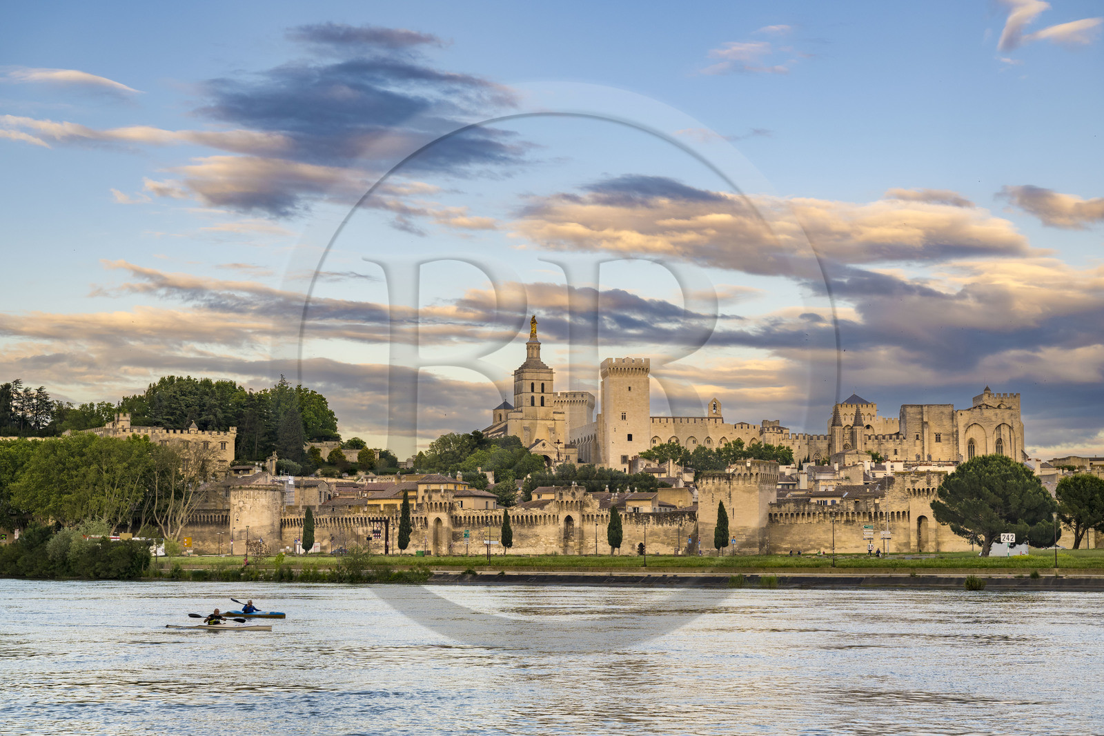 France, Vaucluse (84), Avignon, kayaks passant sur le Rhône devant la cathédrale des Doms et le Palais des Papes classés Patrimoine mondial de l'UNESCO