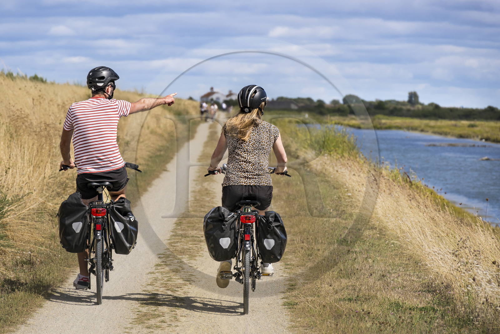 France, Vendée (85), île de Noirmoutier, La Guérinière, cyclistes sur la piste cyclable qui suit la digue entre le Port de Bonhomme et le passage du Gois