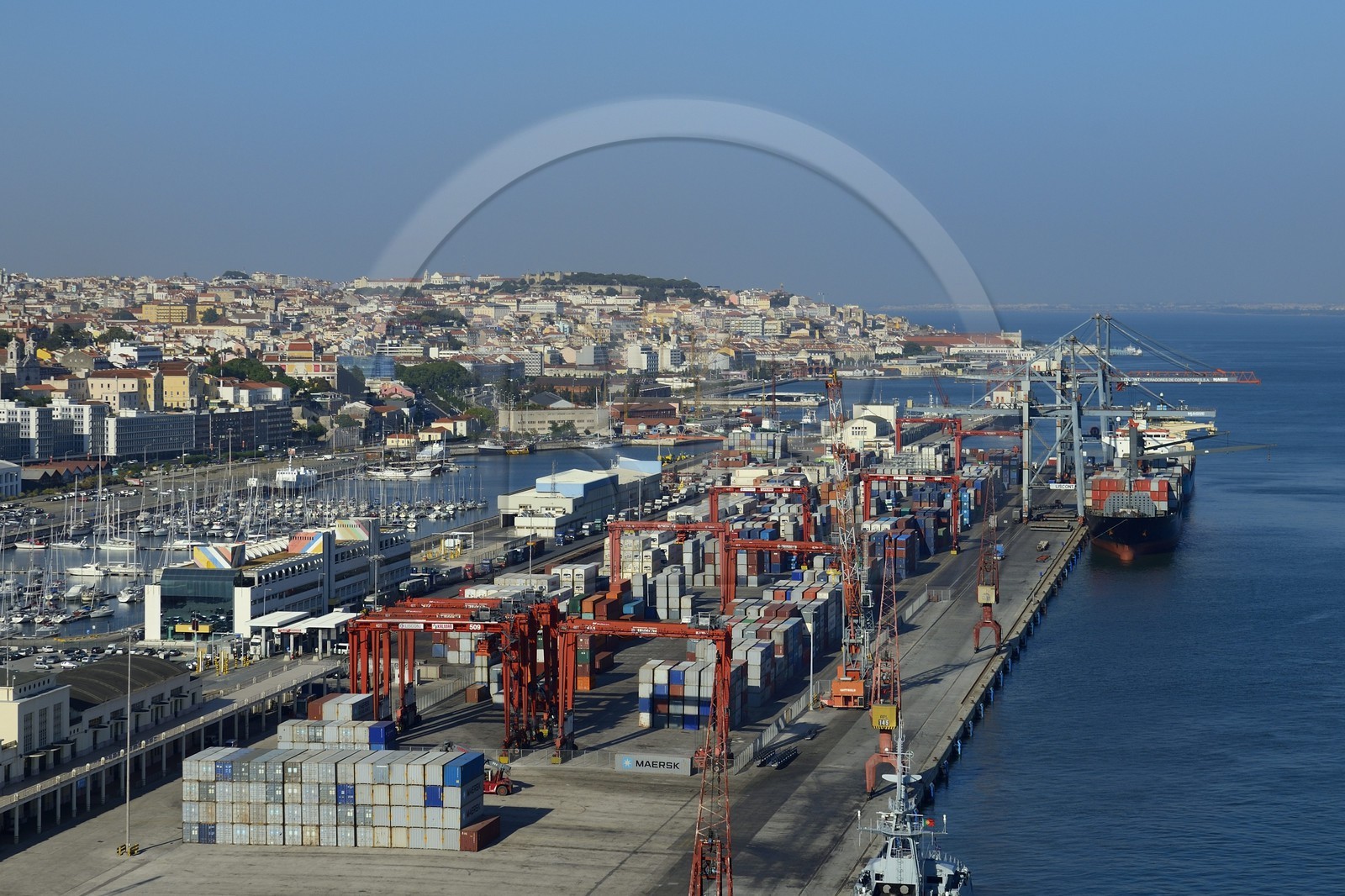 Portugal, Lisbonne, le port de commerce sur le Tage et la vieille ville en arrière plan