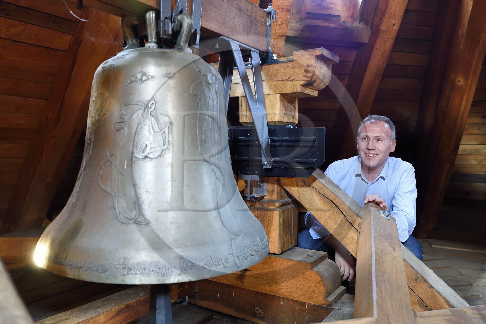 France, Bas-Rhin (67), Strasbourg, vieille ville classée au Patrimoine Mondial de l'UNESCO, la cathédrale Notre-Dame, le campanologue du diocèse Olivier Tarozzi dans le toit de la tour Klotz qui comporte six cloches qui sonnent les messes de semaine mais aussi les baptêmes, mariages et décès des paroissiens