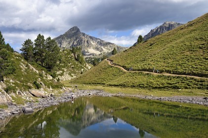 France, Hautes-Pyrénées (65), Saint-Lary-Soulan et Vielle-Aure, randonnée sur une variante du GR10 entre le col de Portet et les lacs de Bastan en bordure de la réserve naturelle de Néouvielle, le pic de Bastan en arrière plan