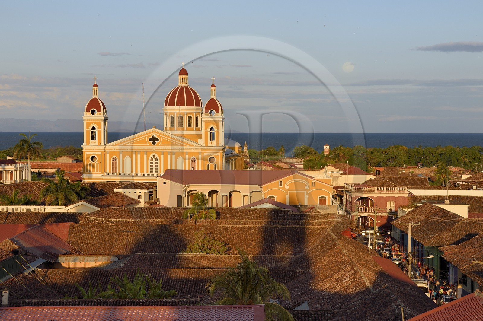 Nicaragua, Granada, parque Central (Parque Colon), la cathédrale et le lac Nicaragua en arrière plan