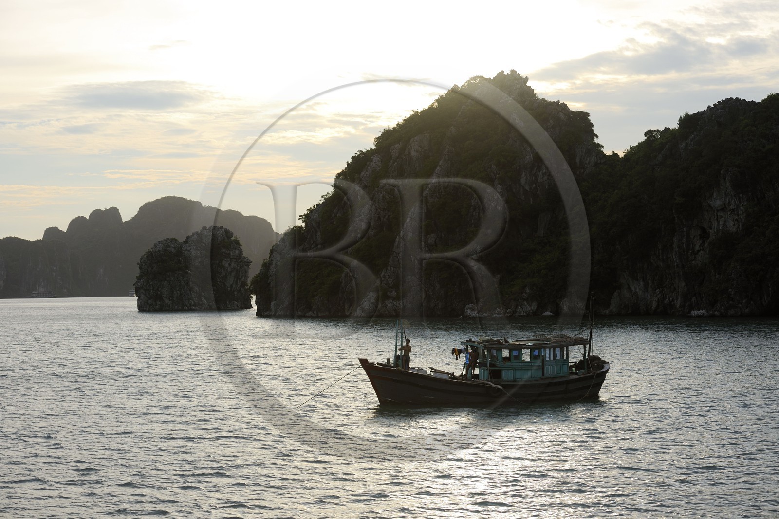 Vietnam, province de Quang Ninh, la Baie d'Halong classée Patrimoine Mondial de l'UNESCO, bateau de pêche entre les iles karstiques