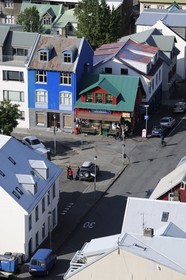 Islande, Reykjavik, batiments colorés dans la vieille ville dont une épicerie de quartier