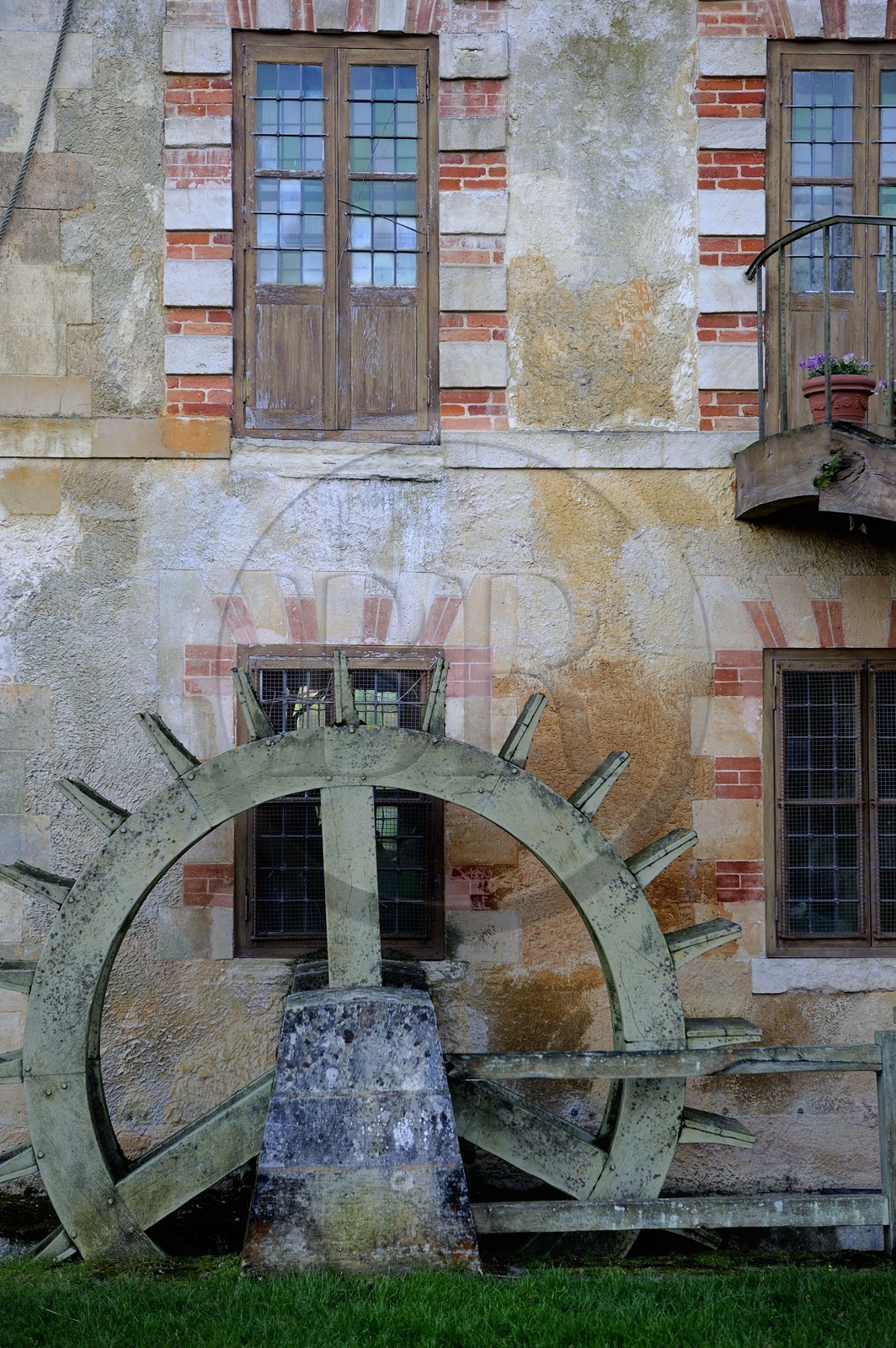 France, Yvelines (78), château de Versailles, classé Patrimoine Mondial de l'UNESCO, le domaine de Marie-Antoinette, le Hameau de la Reine, le moulin