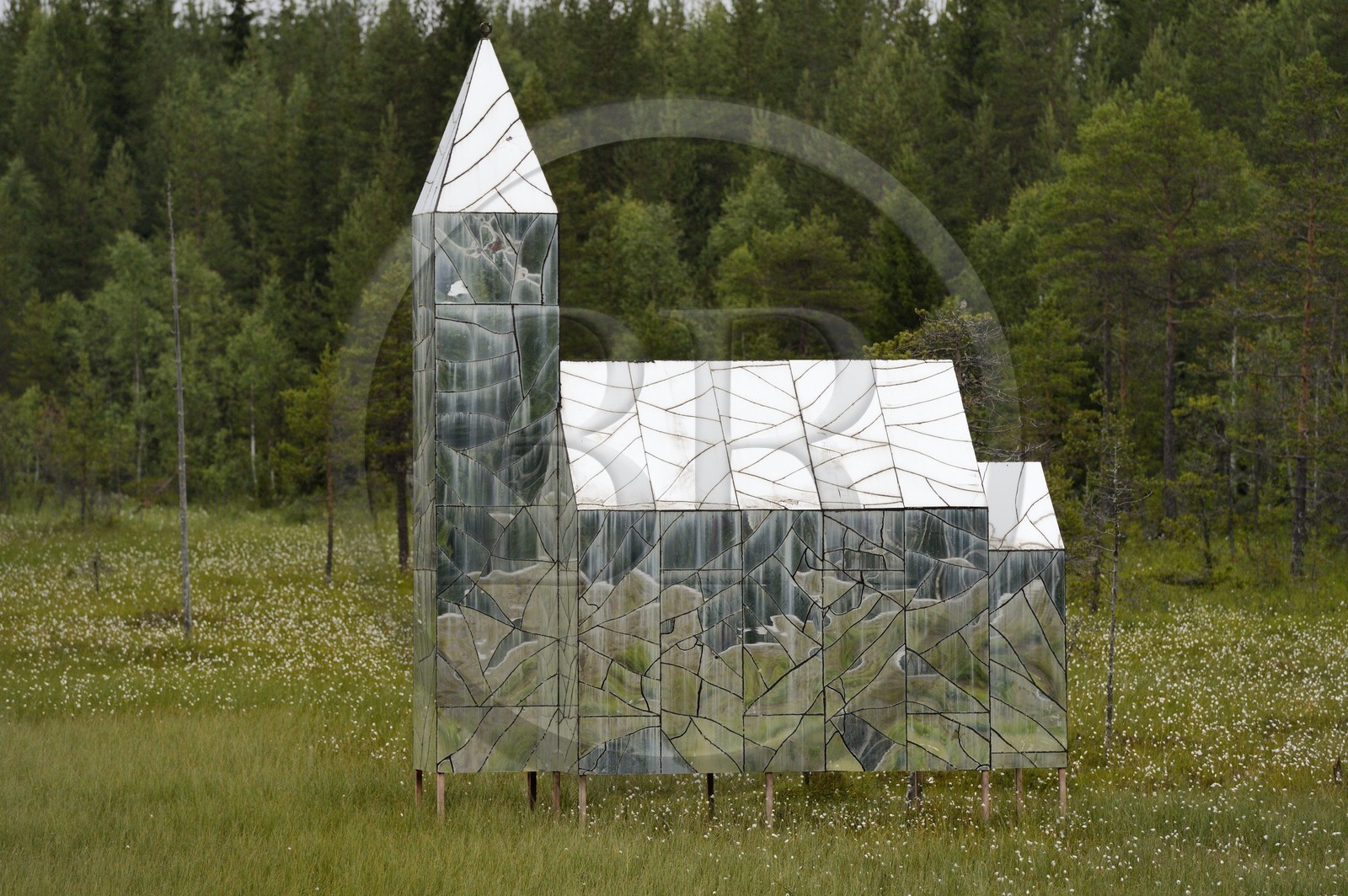 Suède, Comté de Vasterbotten, région d'Umea, la Route d'Art des Sept Rivières (Konstvagen Sju Alvar), Hägring de l'artiste Kent Karlsson sur la route 92 entre Vännäs et Bjurholm