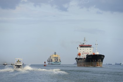 Panama, Panama City, cargo Panamax dans le chenal d'accés au Canal de Panama coté Océan Pacifique