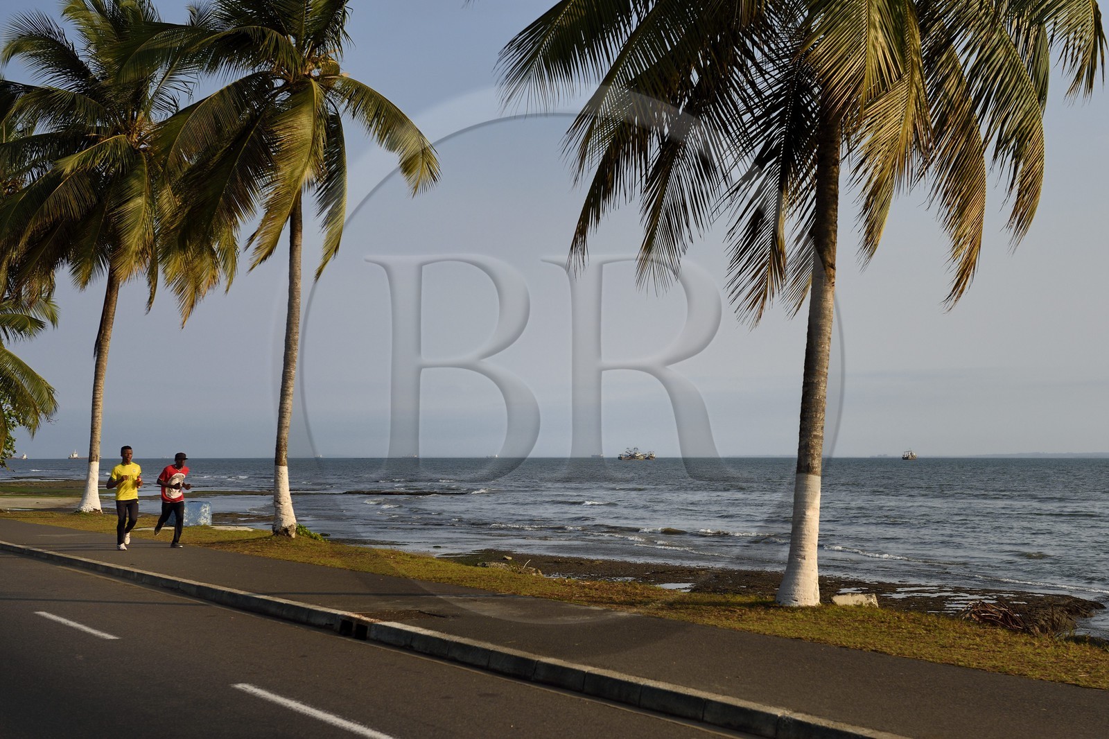Gabon, Libreville, la route L101 sur le Front de Mer qui borde l'Estuaire du Gabon