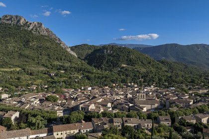 France, Drôme (26), parc naturel régional des Baronnies provençales, Buis-les-Baronnies dominé par la grande lame de calcaire du Rocher de Saint-Julien (vue aérienne)