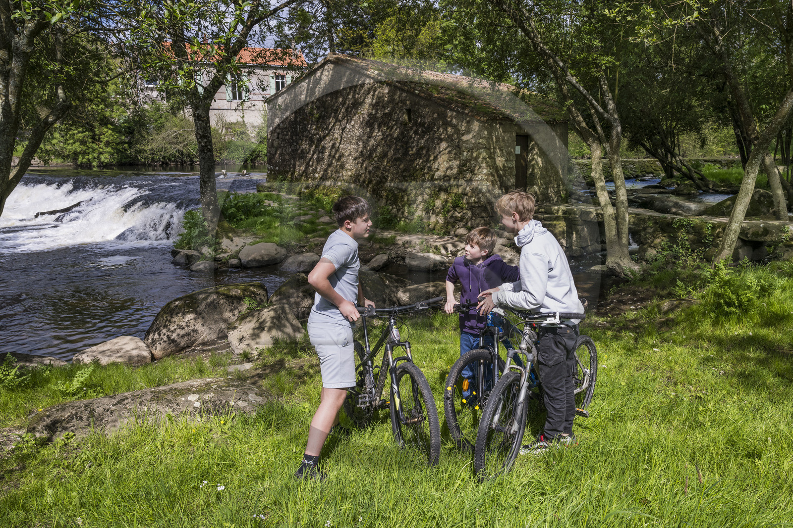 France, Vendée (85), Cugand, enfants jouant autour du Moulin à Foulon de Gaumier en bordure de la Sèvre Nantaise