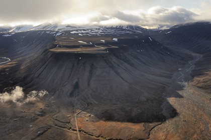 Norway, Svalbard (Spitzbergen), Longyearbyen (aerial view)