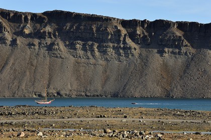Groenland, cote ouest, Baie de North Star, Wolstenholme fjord, Dundas (Thulé), le voilier Dagmar Aaen de l'explorateur polaire et écrivain allemand Arved Fuchs