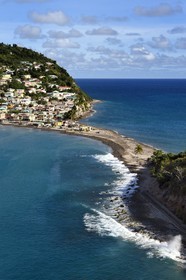 Caraïbes, Ile de la Dominique, baie de Soufrière, le village Scotts Head depuis la péninsule de Cachacrou