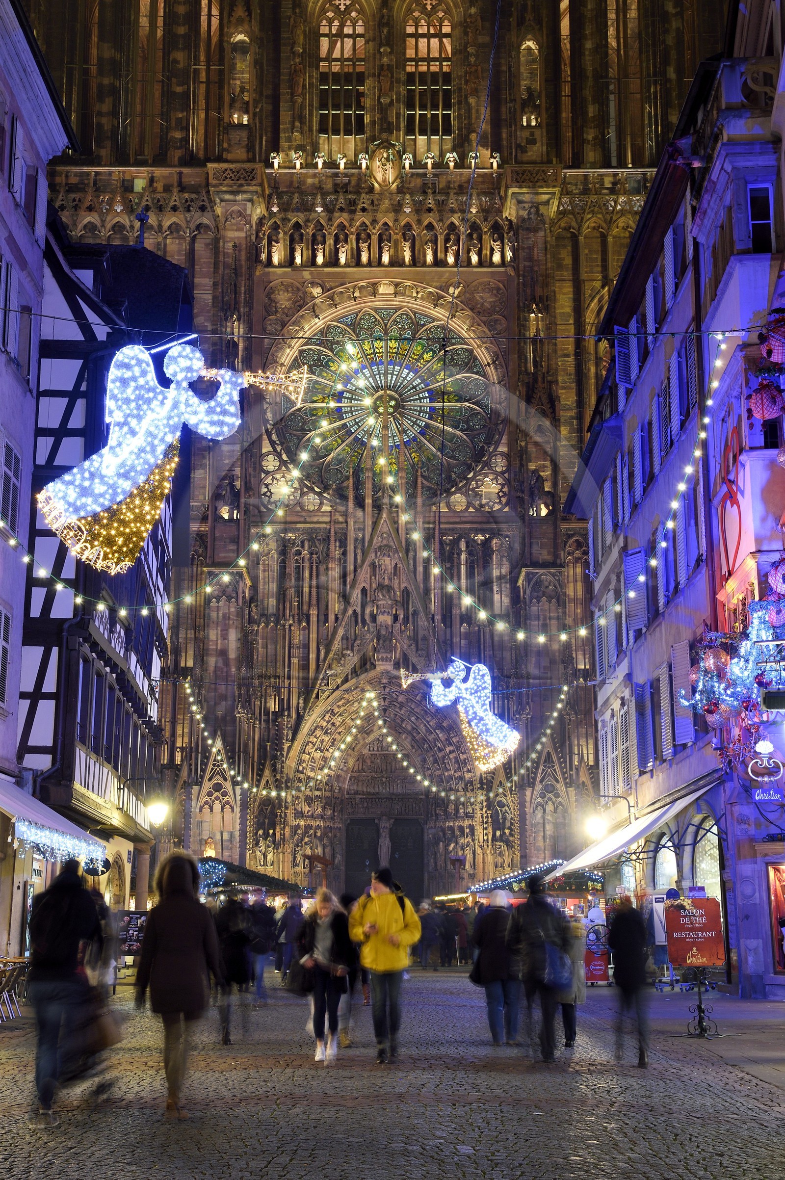 France, Bas-Rhin (67), Strasbourg, vieille ville classée Patrimoine Mondial de l'UNESCO, décorations de Noël, Rue Mercière et cathédrale Notre-Dame