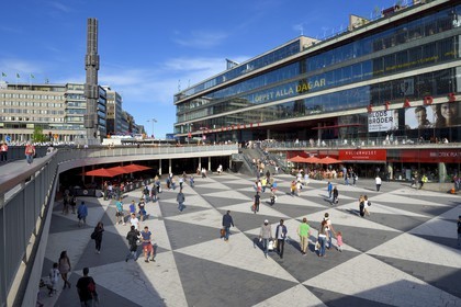 Sweden, Stockholm, the Kulturhuset (House of Culture) on Sergels Torg place and the Kristallvertikalaccent, 37 meters glass obelisk of sculptor Edvin Öhrström