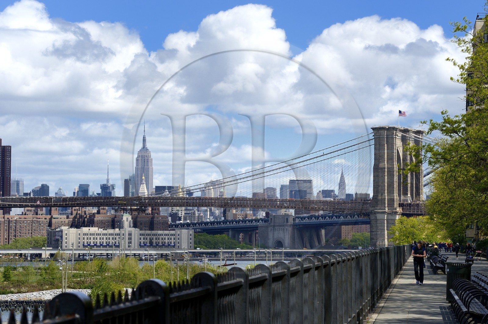 Etats-Unis, New York, Downtown Manhattan vue de la promenade à Brooklyn et le pont de Brooklyn en arrière plan