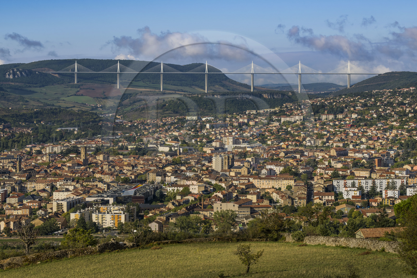 France, Aveyron (12), parc naturel régional des Grands Causses, la ville de Millau et le viaduc de Millau des architectes Michel Virlogeux et Norman Foster en arrière plan