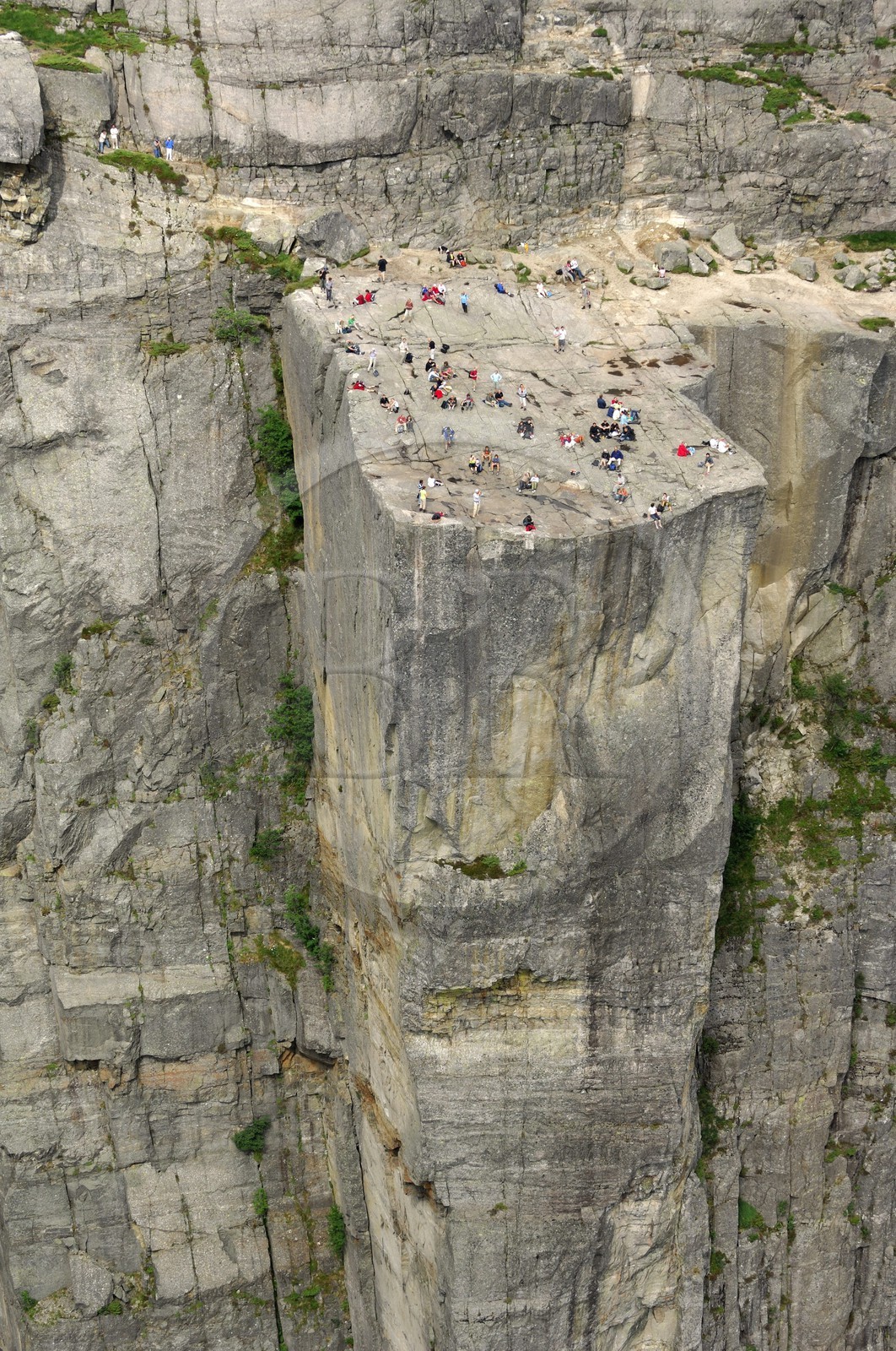 Norvège, Rogaland, randonneurs rocher de la Chaire (Preikestolen) dans le Lysefjord - fjord de Lysebotn (vue aérienne)