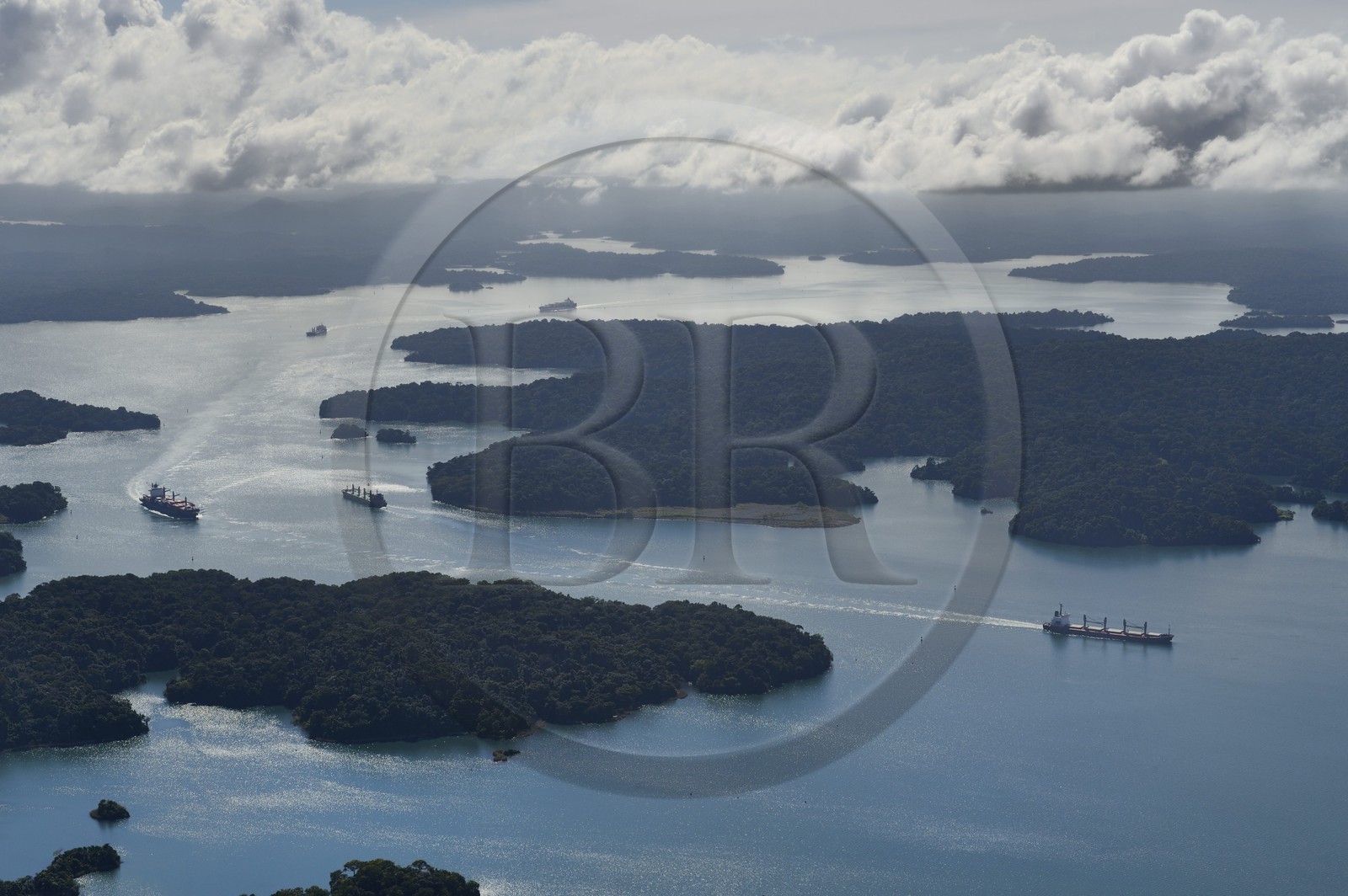 Panama, Canal de Panama, cargo panamax et ilots sur le lac Gatun (vue aérienne)