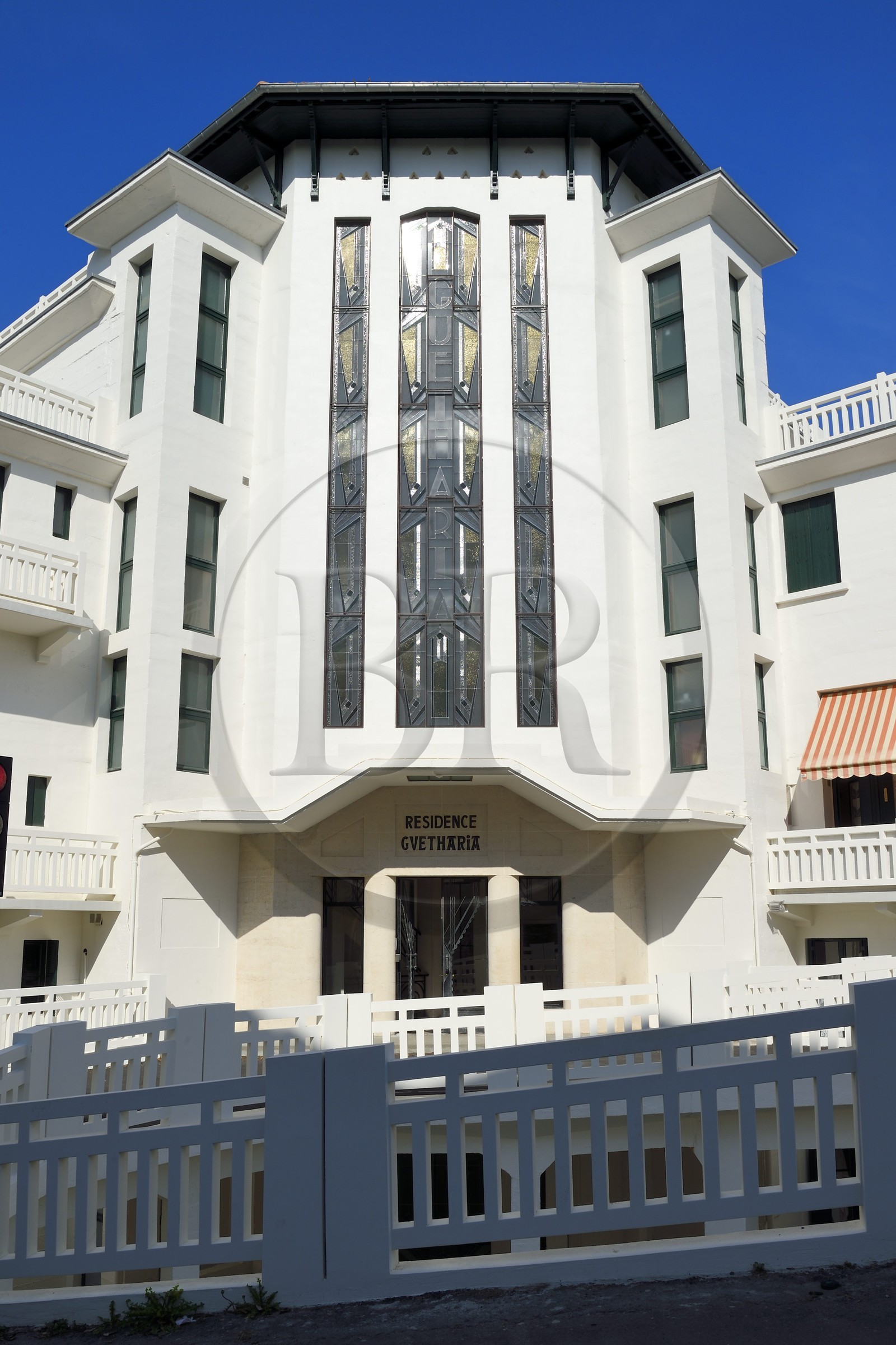 France, Pyrénées-Atlantiques (64), la côte du Pays-Basque, Guéthary, l'ancien hotel Guétharia art déco construit dans les années 1920 transformé en résidence
