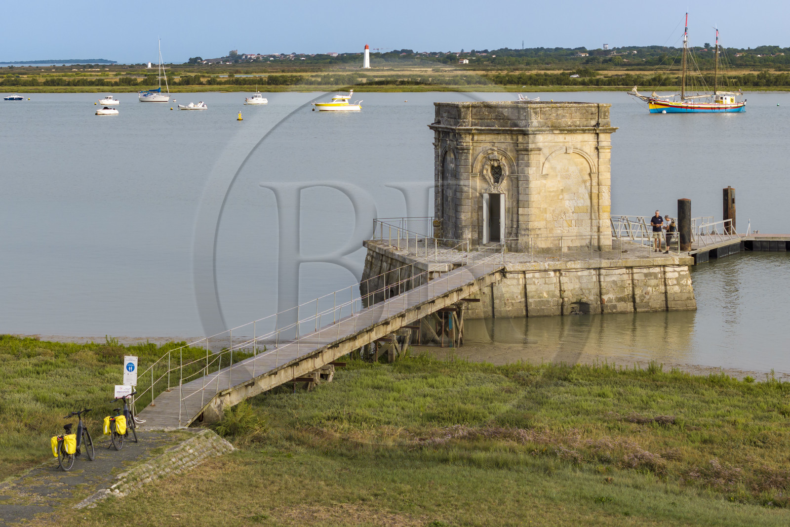 France, Charente-Maritime (17), Saint-Nazaire-sur-Charente, la Fontaine Royale de Lupin en bordure de la Charente est la plus remarquable des trois dernières aiguades existantes (vue aérienne)