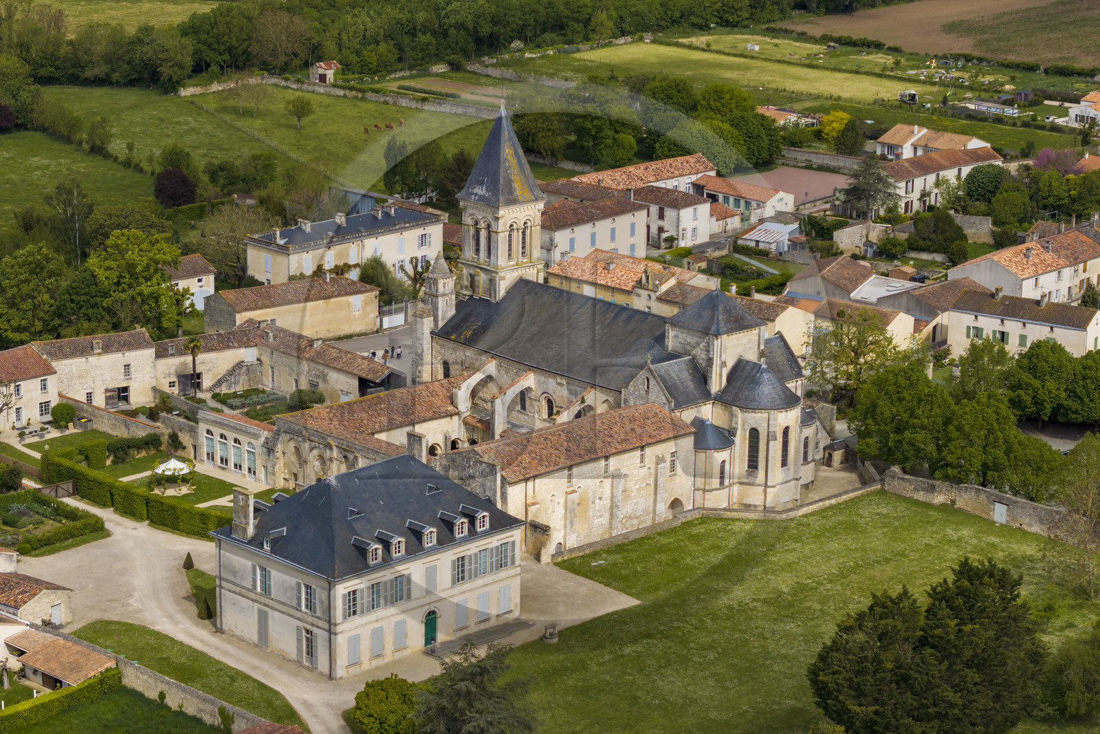 France, Vendée (85), Nieul-sur-l'Autise, Abbaye royale Saint-Vincent fondée en 1069, abrite la tombe d'Aénor de Châtelleraut mère d'Alienor d'Aquitaine (vue aérienne)