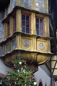 France, Haut-Rhin (68), Colmar, la maison Pfister de style Renaissance (1537) dans la rue des Marchands à Noël et son oriel