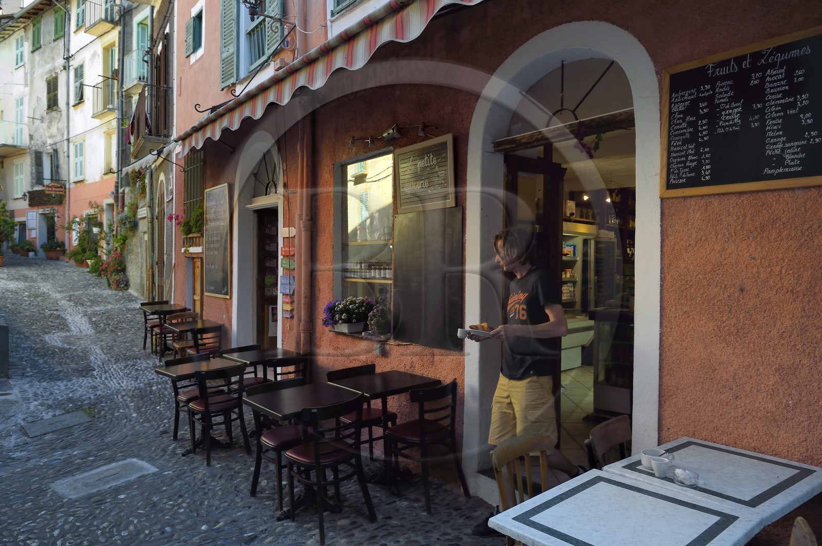 France, Alpes-Maritimes (06), vallée de la Roya (arrière-pays niçois), au pied du parc national du Mercantour, Saorge, Jerome Lion devant son épicerie-bistrot la Petite Epicerie au petit matin