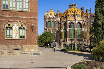 Espagne, Catalogne, Barcelone, quartier d'El Guinardo, ancien Hospital de la Santa Creu i de Sant Pau classé Patrimoine Mondial de l'UNESCO, de style moderniste par l'architecte Domenech i Montaner, aujourd'hui un musée et un centre culturel, il était composé de pavillons reliés par des souterrains, à gauche mosaique représentant Saint Cosme sur la façade du batiment des salles d'opération Saint Cosme et Saint Damien (Sant Cosme i Sant Damia)