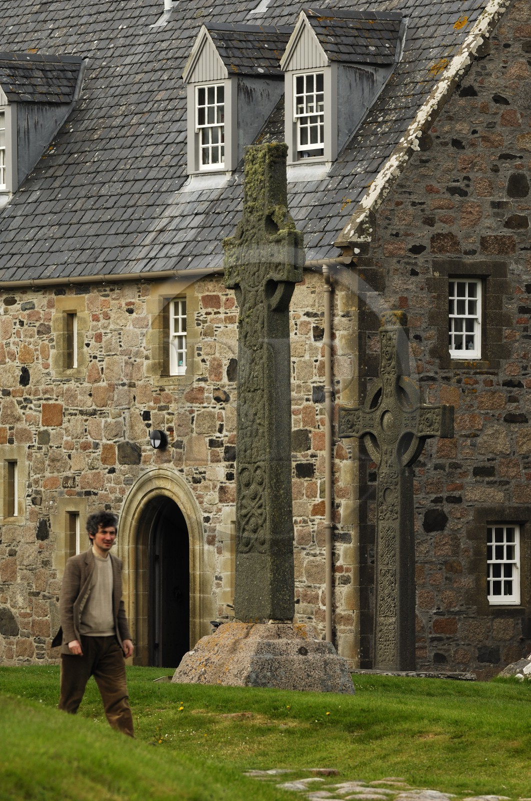 Royaume-Uni, Ecosse, Highland, Hébrides intérieures, Ile de Iona face à l'Ile de Mull, abbaye d'Iona, Croix celtique de St Martin (8e siècle) et une réplique de la Croix St-Jean