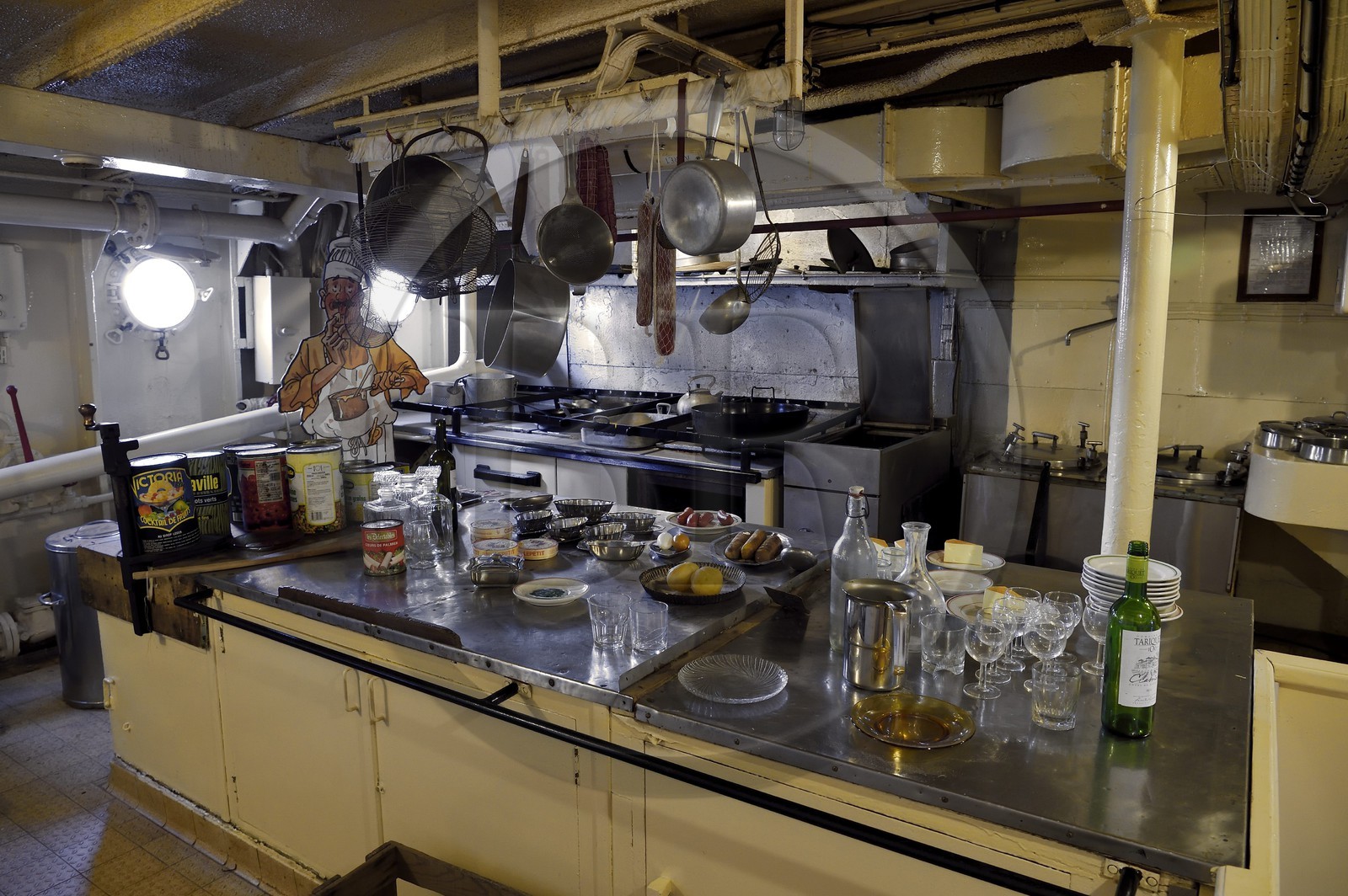 France, Charente-Maritime (17), La Rochelle, le bassin des grands yachts, Musée Maritime, la frégate météorologique France I, la cuisine