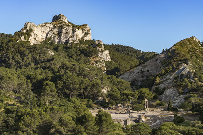 France, Bouches-du-Rhône (13), Parc Naturel Régional des Alpilles, Saint-Rémy-de-Provence, site archéologique de Glanum au pied du massif des Alpilles (vue aérienne)
