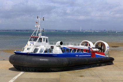 Royaume-Uni, Angleterre, Hampshire, Ile de Wight, Ryde, ferries de Southsea Portsmouth (en arrière plan) à Ryde avec l'aéroglisseur de Hover Travel