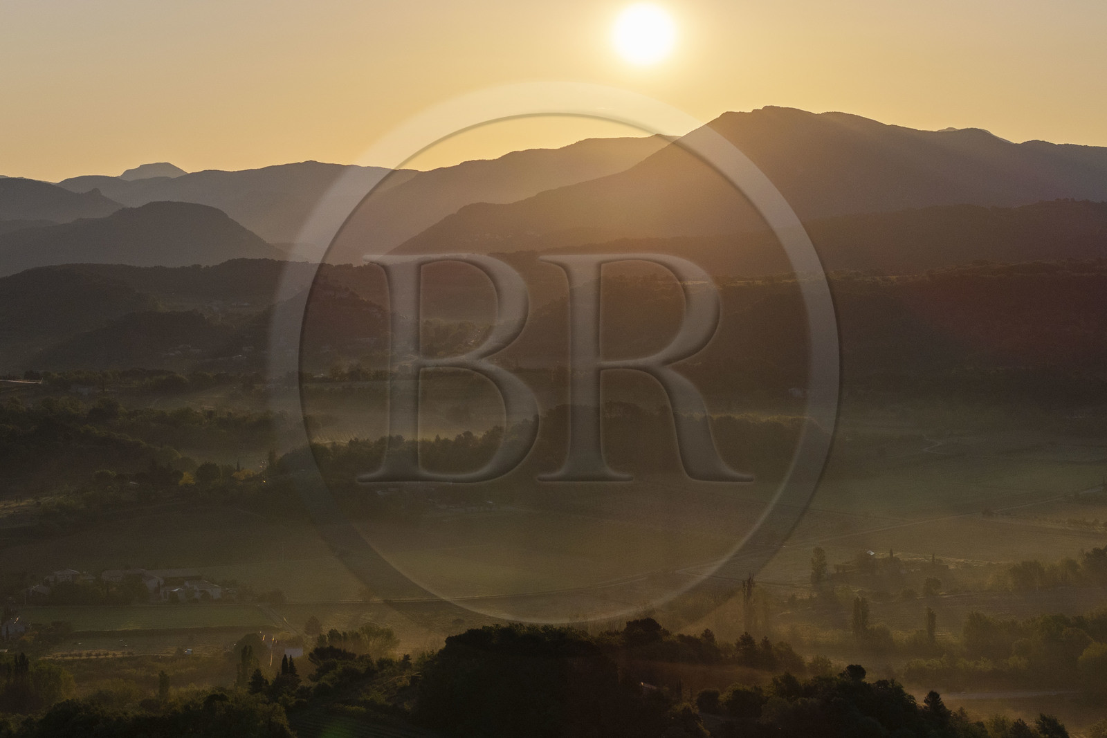 France, Vaucluse (84), Dentelles de Montmirail, Crestet, la plaine au nord de Malaucène au lever de soleil (vue aérienne)