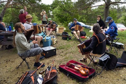 France, Var (83), Plan-d'Aups-Sainte-Baume, parc naturel régional de la Sainte-Baume, Massif de la Sainte-Baume, rencontre de musiciens traditionnels au pied du massif