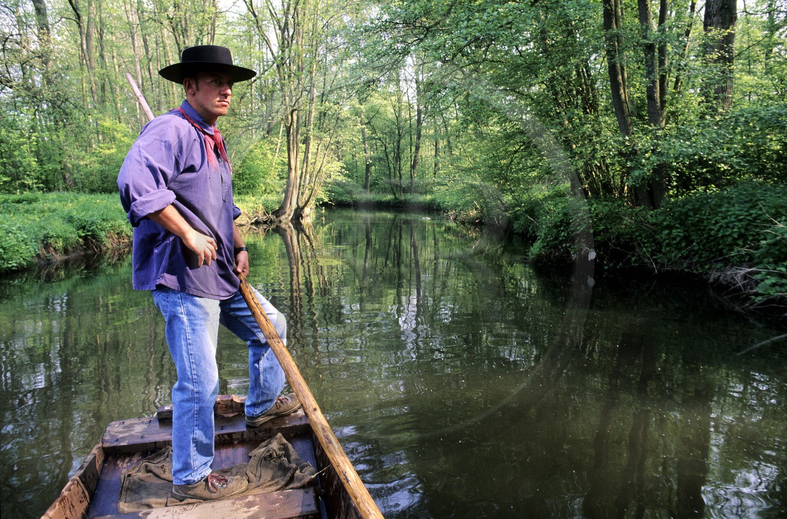 France, Bas-Rhin (67), batelier sur la rivière du Ried