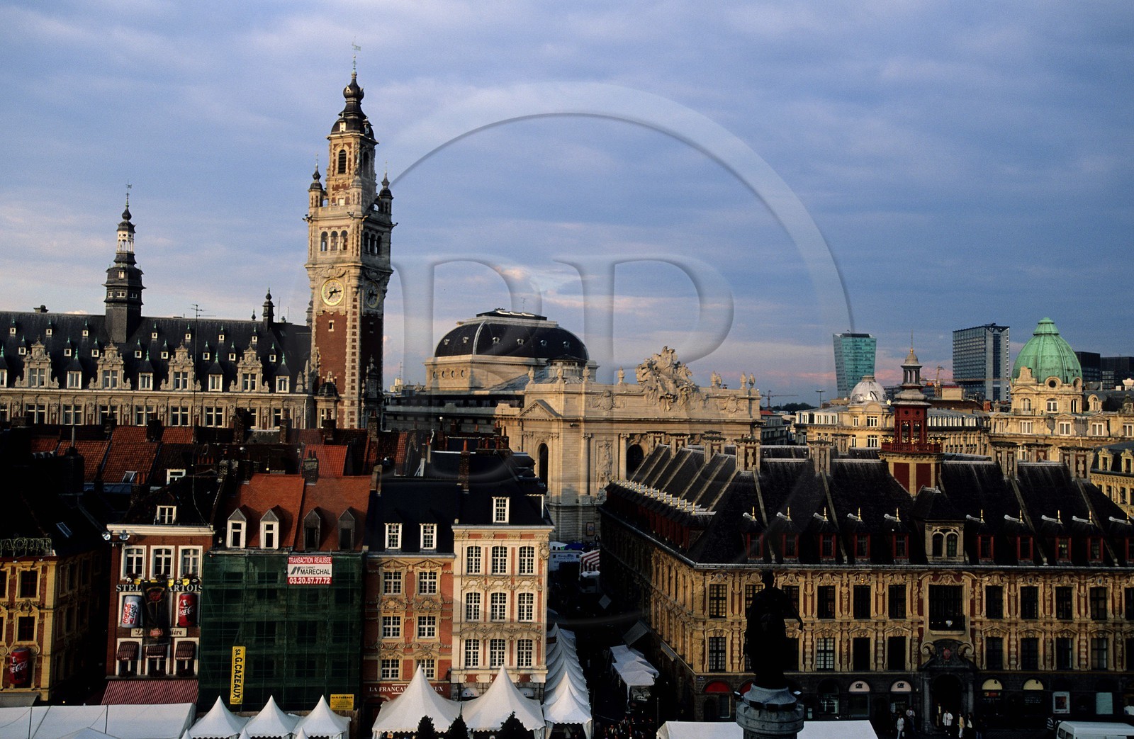 France, Nord (59), Lille, la Grand Place (place Charles de Gaulle) et le beffroi de la Chambre de Commerce et de l'Industrie