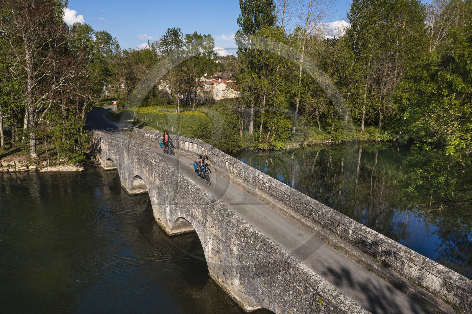France, Charente (16), vibrac, le Pont coudé médiéval qui traverse La Charente sur le trajet de la véloroute la Flow Vélo (vue aérienne)