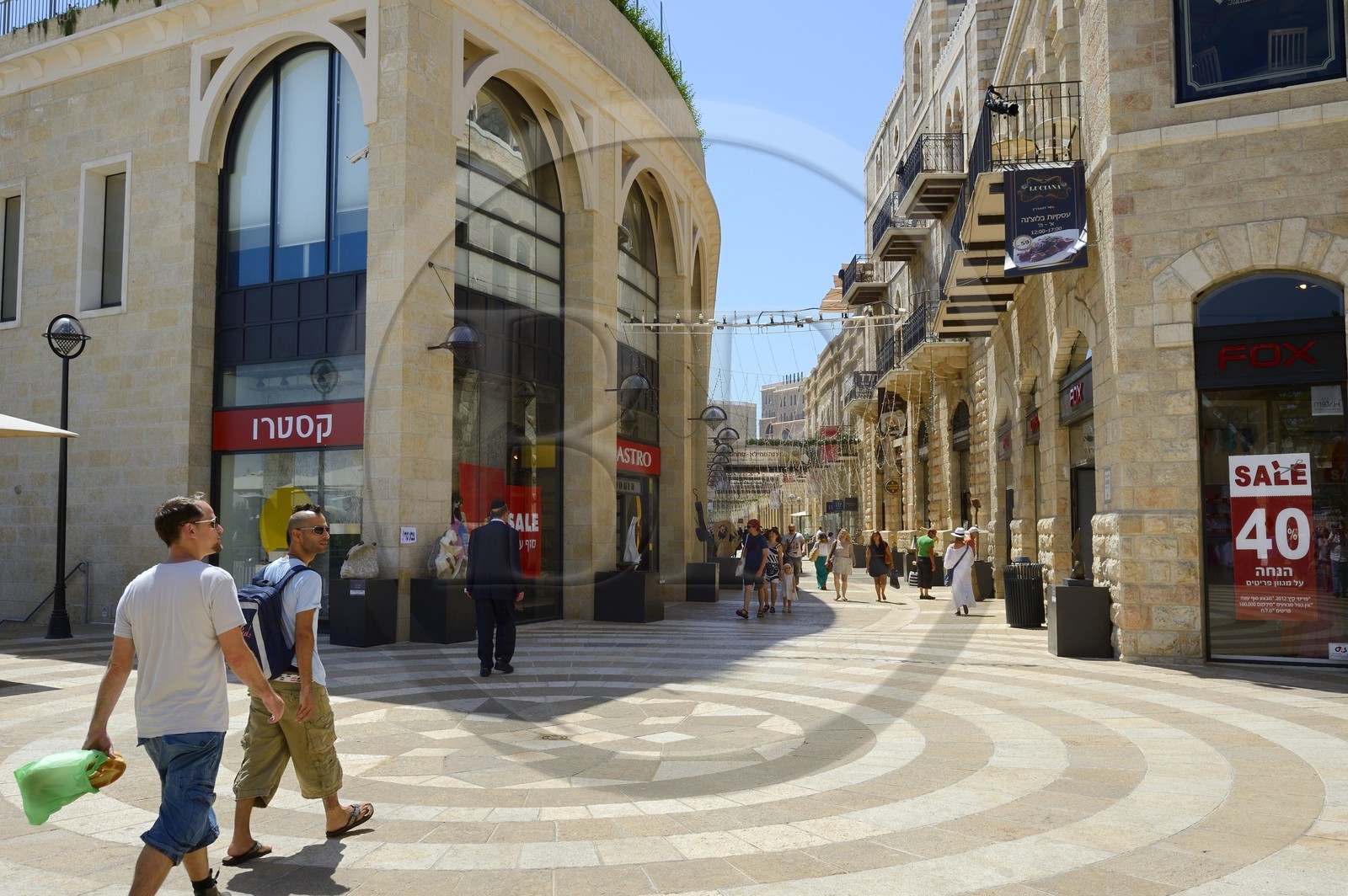 Israel, Jerusalem, centre commercial de luxe de la rue piétonne Mamilla dans la ville moderne, conçu par l'architecte israélien Moshe Safdie