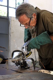 France, Hérault (34), Béziers, le sculpteur Serge Homs dans son atelier de Béziers à la villa Antonine