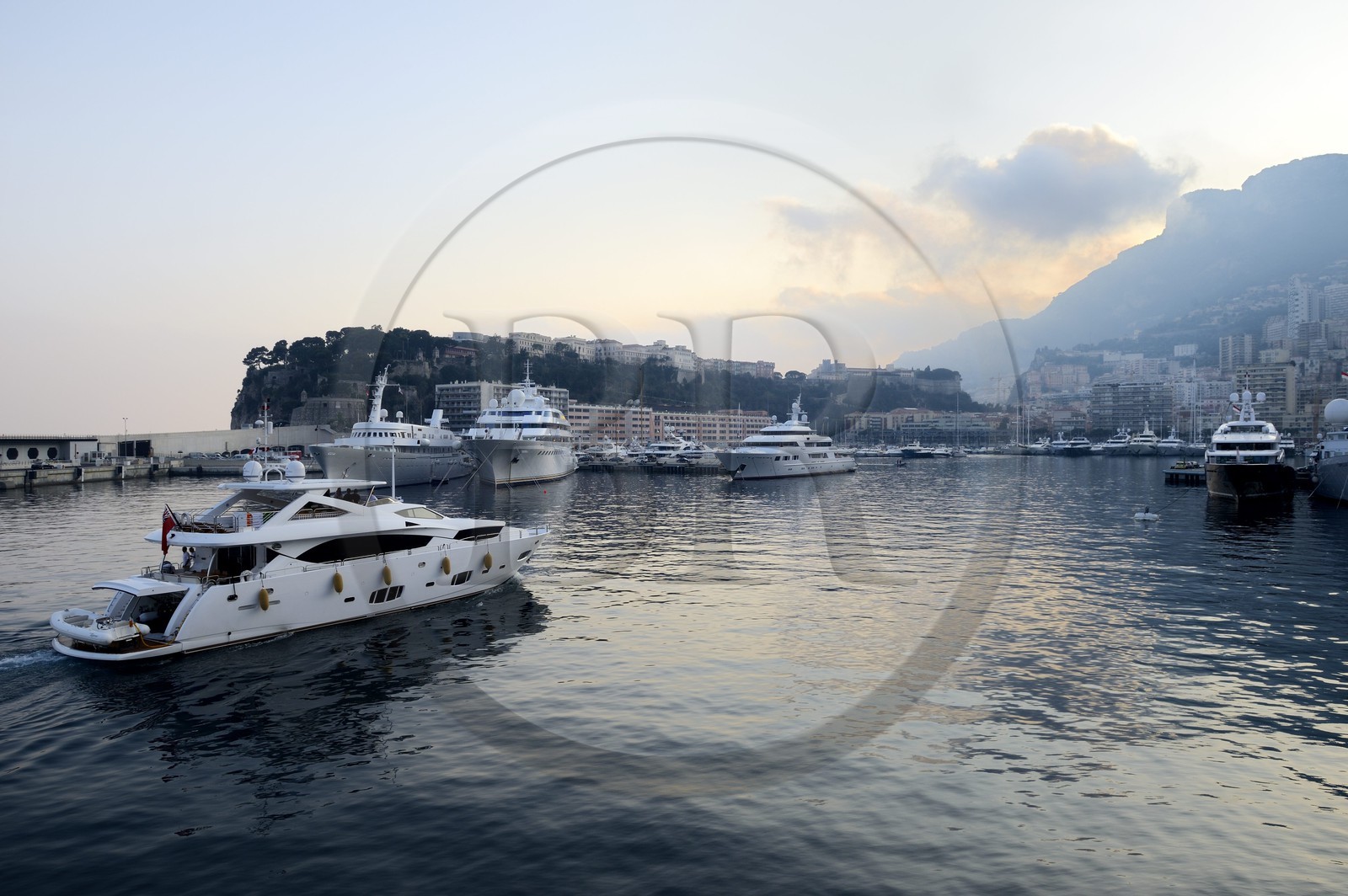 Principauté de Monaco, Monaco, port Hercule et Le Rocher en arrière plan