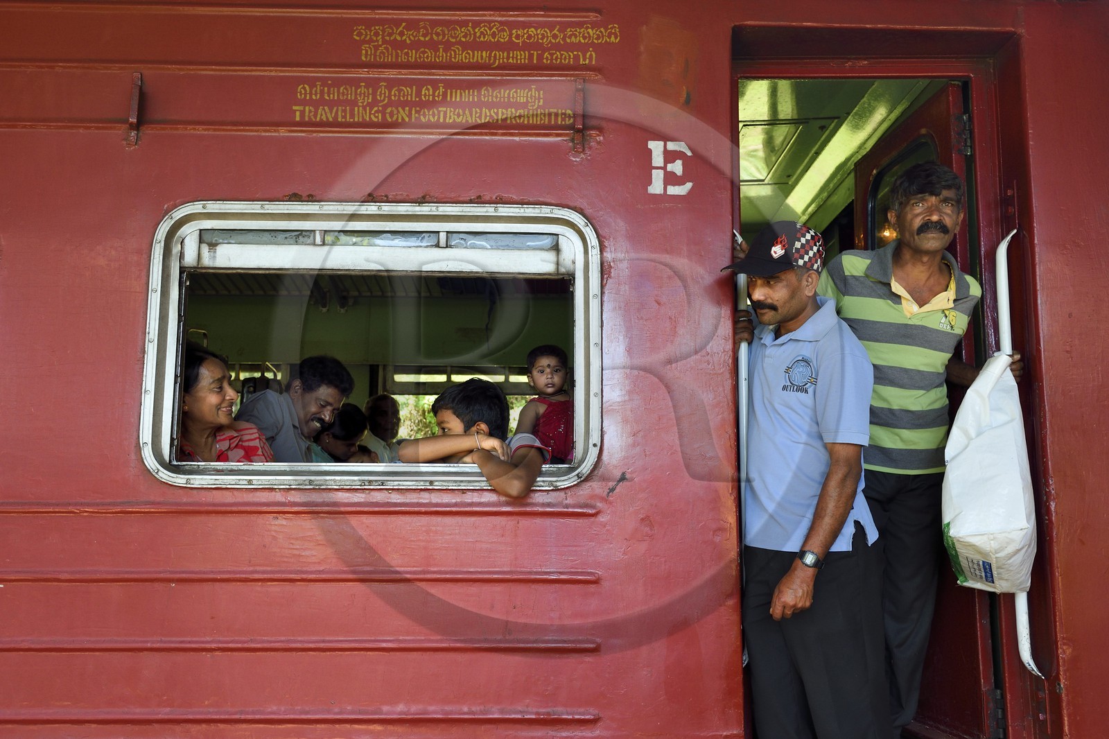 Sri Lanka, Province d'Uva, trajet en train dans la région montagneuse de la culture du thé entre Badulla et Ella