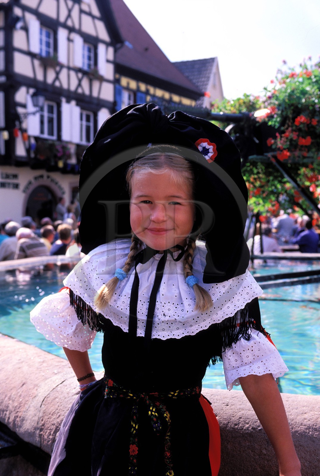 France, Haut-Rhin (68), Eguisheim, labellisé Les Plus Beaux Villages de France, fête du vin, fillette en costume et coiffe alsacienne