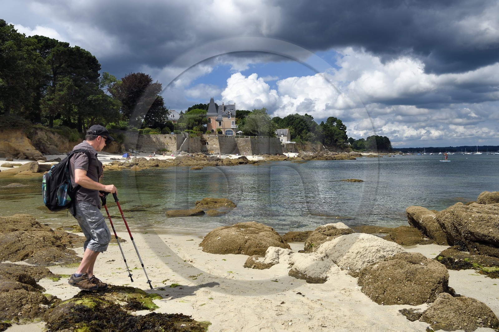 France,  Finistère (29), Fouesnant, randonneur sur le chemin du littoral entre le Cap Coz et la Pointe de Beg Meil