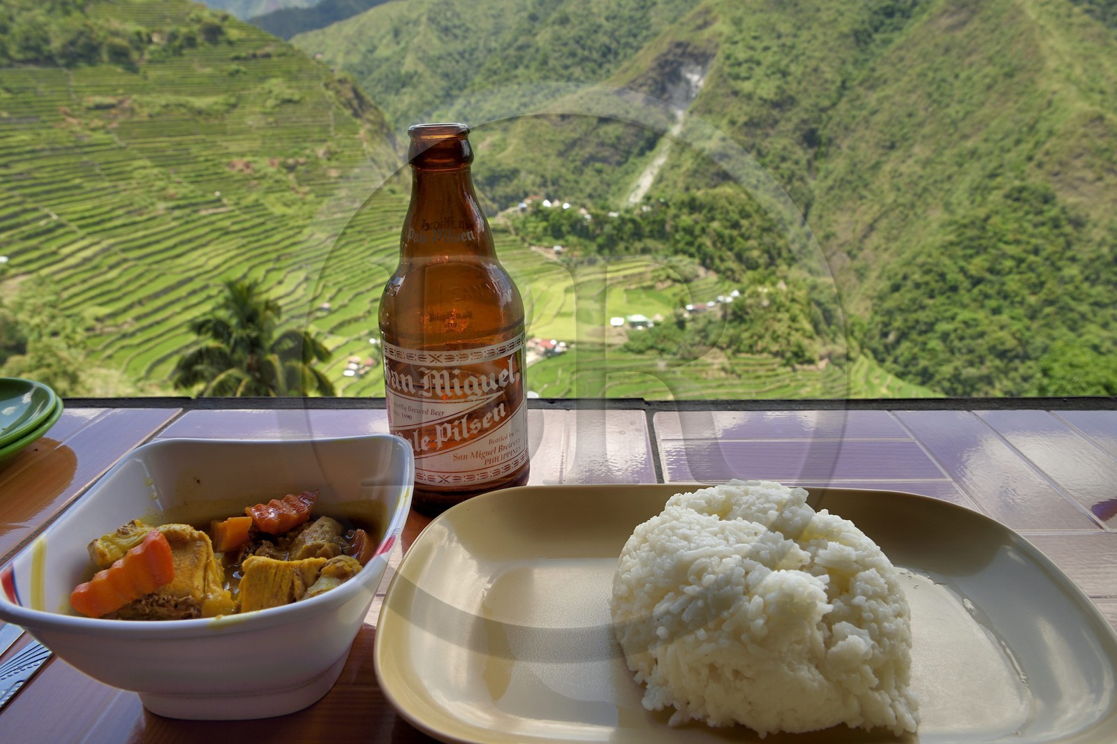 Philippines, province d'Ifugao, les rizières en terrasses de Banaue autour du village de Batad, classées Patrimoine Mondial de l'UNESCO, repas traditionnel avec vue au Guest house Hillside Inn