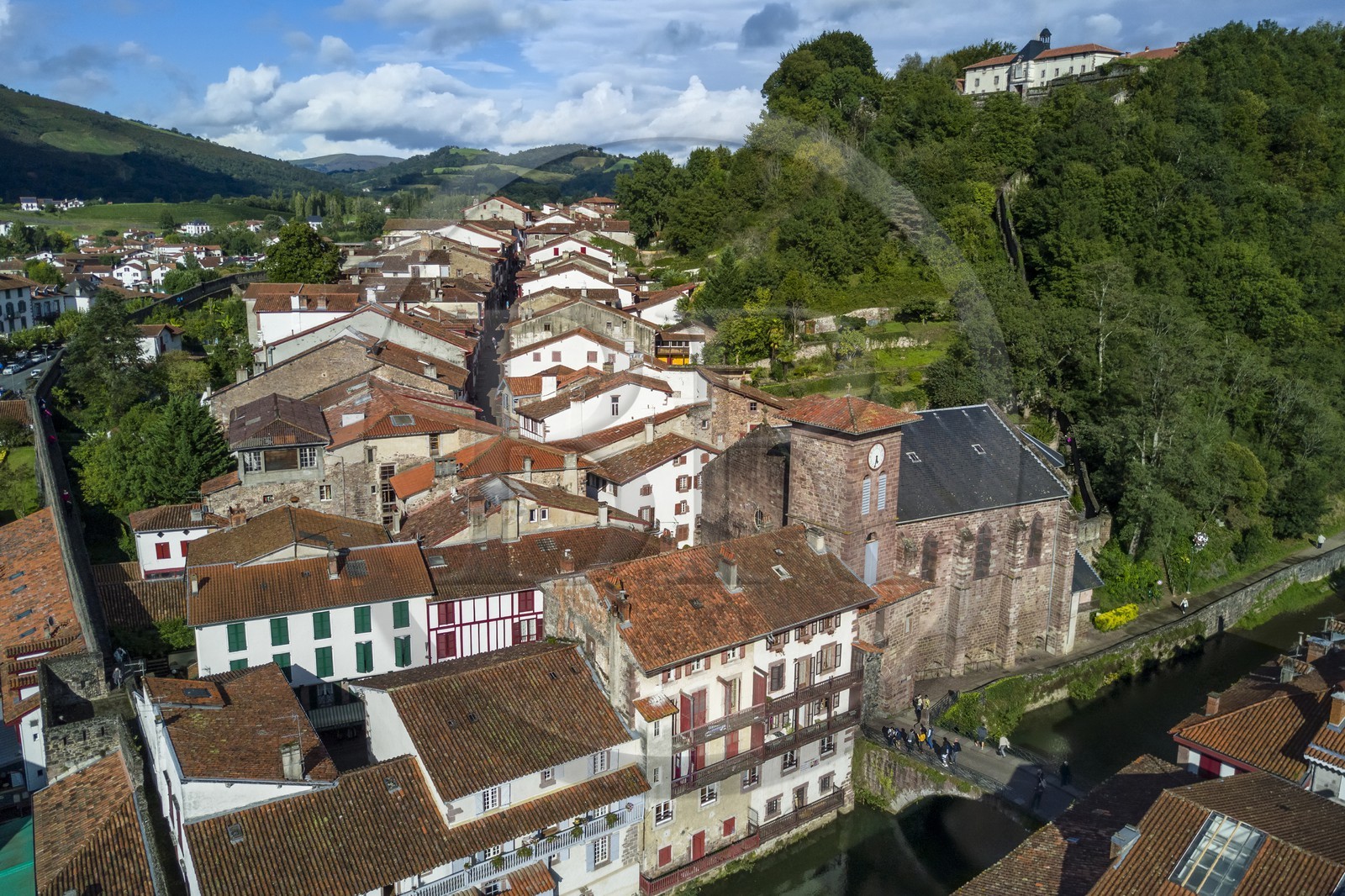 France, Pyrénées-Atlantiques (64), Pays-Basque, Saint-Jean-Pied-de-Port dominé par la citadelle, le Pont Vieux sur la rivière Nive de Béhérobie et l'église de l'Assomption ou Notre-Dame du Bout du Pont (vue aérienne)