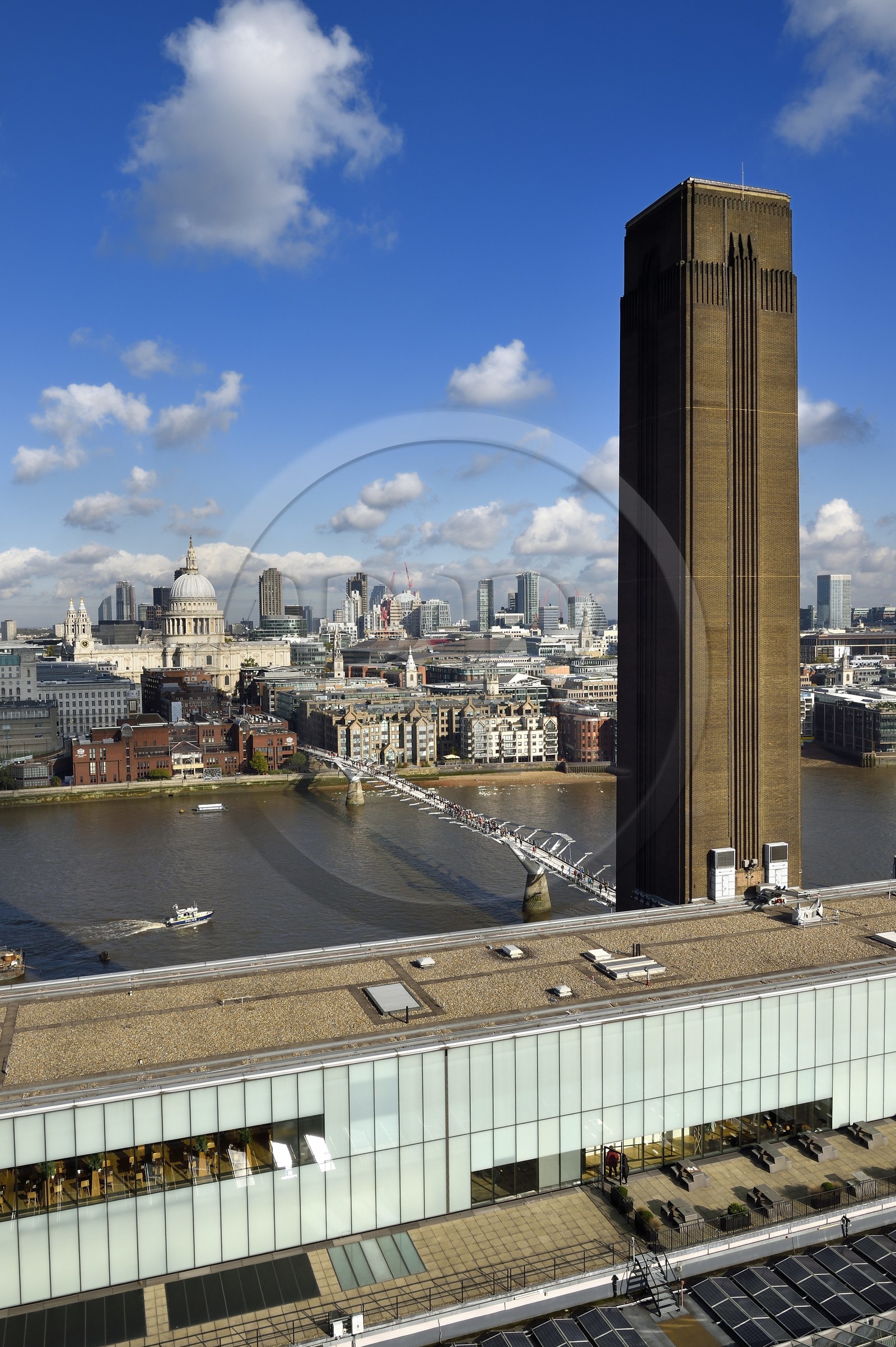 Royaume-Uni, Londres, quartier de Southwark, la Tate Modern, le pont du Millénaire (Millennium Bridge) de l'architecte Norman Foster sur la Tamise et la cathédrale Saint-Paul dans la City en arrière plan